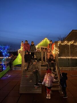 Otroci in okrasitev vasi